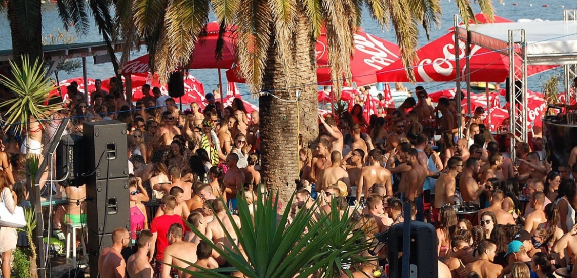 Plaža Milašinović, пляж Milašinović при ночном клубе People&#039;s в Херцег-Нови