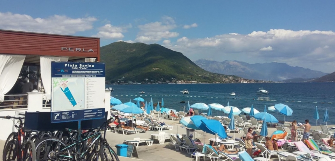 Plaža Savina, пляж Savina при отеле Perla в Херцег-Нови