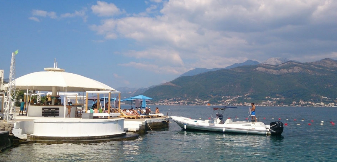 Пляжный клуб ONNA Beach Club в Тивате