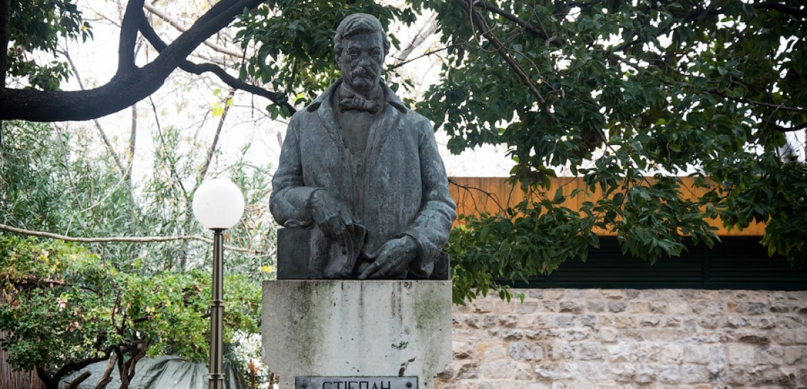 Стјепан Митров Љубиша, памятник Степану Митрову Любишу в Будве