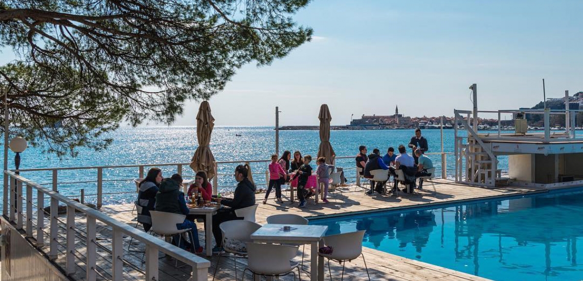 Torch Beach Club Bar And Restaurant, пляжный клуб, бар и ресторан Torch в Будве