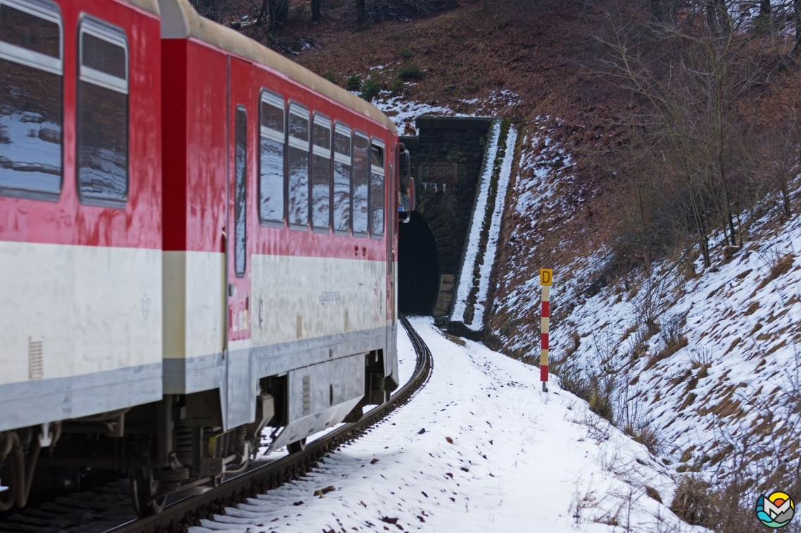 Поезд проходит по горам и туннелям